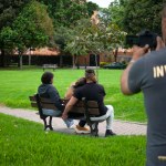 detective de infidelidad tomando fotos a una pareja infiel. casos de infidelidad. tu pareja es infiel?
